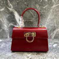 페라가모 아이코닉 탑 핸들 212958 레드