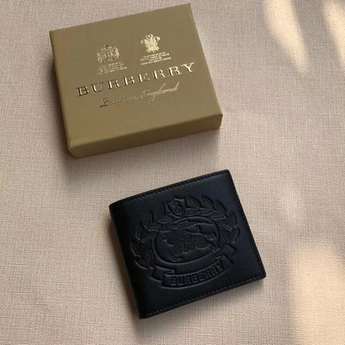 버버리 엠보싱 크레스트 가죽 바이폴드 지갑 40778291 블랙