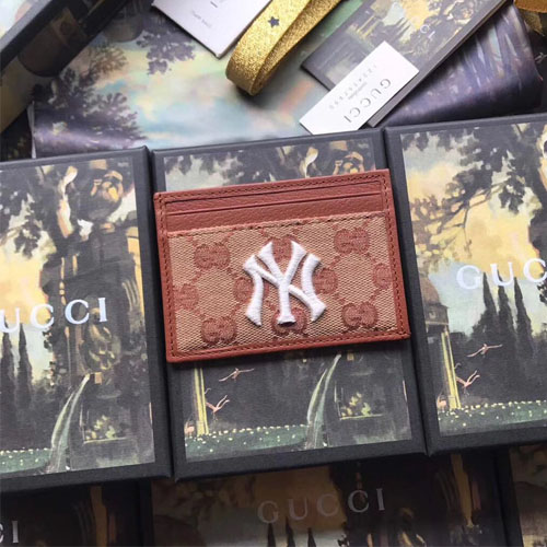 구찌 카드 홀더 뉴욕 양키스 패치가 장식된 슬림 카드 케이스 ‎547793 브라운