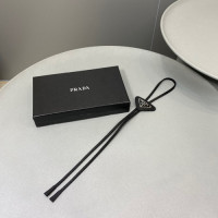 프라다 22SS 브러시드 볼로 타이 2IC027 블랙